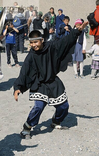 Tschuktschen-Eskimo-Mann tanzt in traditioneller Kleidung  Dorf Lorino  Provinz Tschukotka  Russland  Tschuktscha  Europa