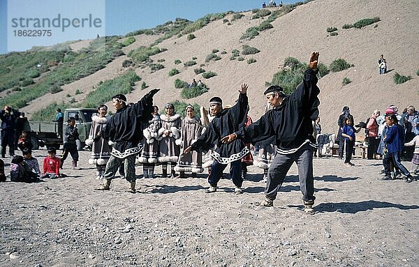 Tschuktschen-Eskimo-Männer tanzen in traditioneller Kleidung  Dorf Lorino  Provinz Tschukotka  Russland  Tschukcha  Europa