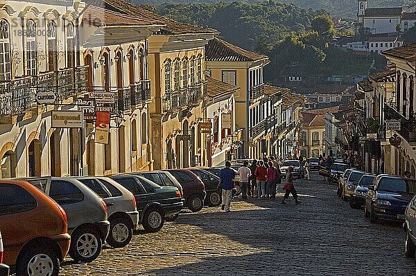 Straße mit parkenden Autos  Ouro Preto  Minas Gerais  Brasilien  Südamerika