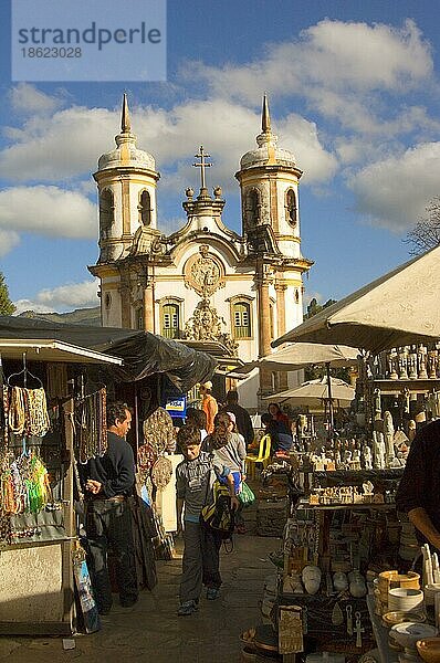 Markt bei Kirche Sao Francisco de Assis  Ouro Preto  Minas Gerais  Brasilien  Südamerika