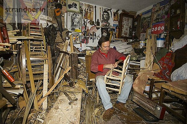 Julio Sanz  Handwerker bei der Arbeit in Werkstatt  Ronda  Andalusien  Spanien  Europa