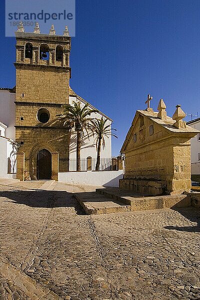 Kirche Iglesia Nuestro Padre Jesus und Springbrunnen El Fuente de Ocho Canos  Stadt Ronda  Andalusien  Spanien  Europa