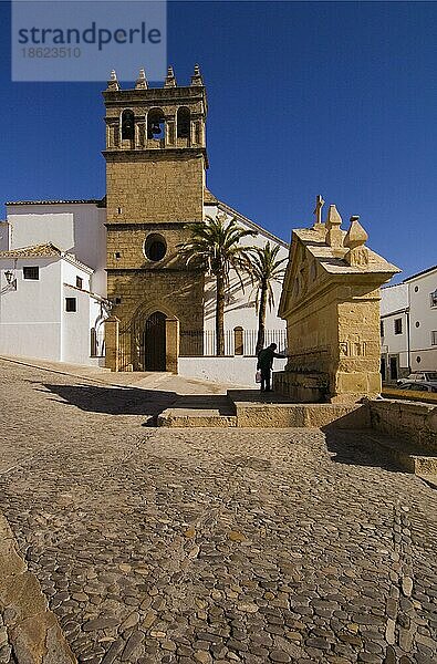 Kirche Iglesia Nuestro Padre Jesus und Brunnen El Fuente de Ocho Canos  Stadt Ronda  Andalusien  Spanien  Europa