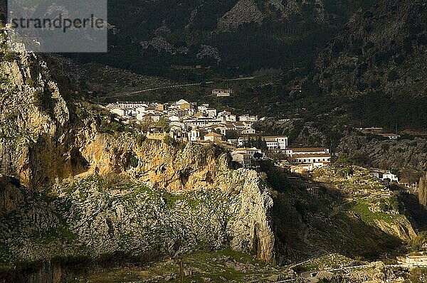 Blick auf Grazalema  weiße Dörfer  Pueblos Blancos  Andalusien  Spanien  Europa