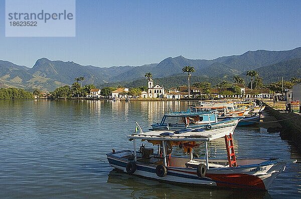 Fischerboote im Hafen  Paraty  Rio de Janeiro  Brasilien  Südamerika