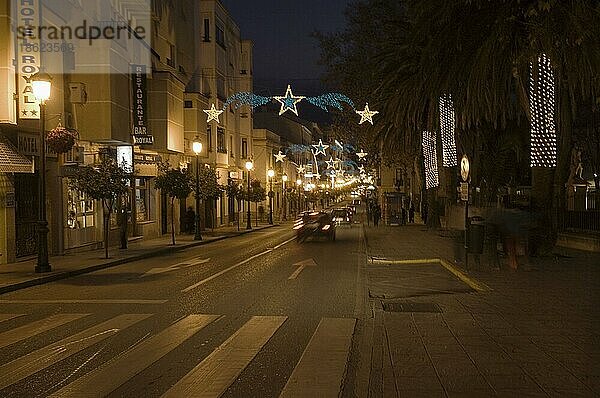 Straße in Ronda bei Nacht  Andalusien  Spanien  Europa