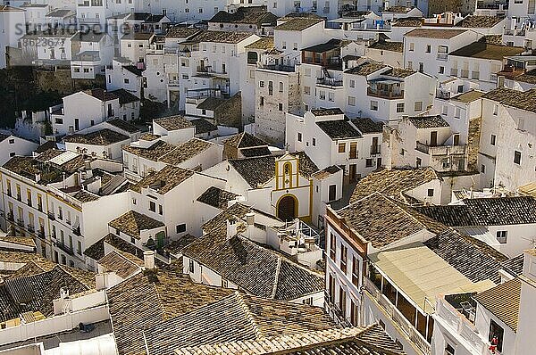 Blick auf Setenil de las Bodegas  weiße Dörfer  Pueblos Blancos  Andalusien  Spanien  Europa