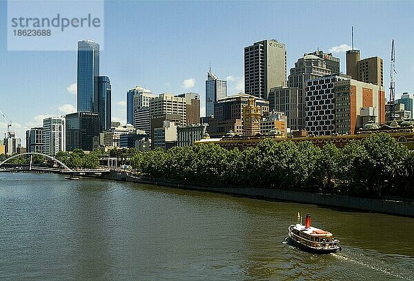 Boot auf dem Yarra und Skyline von Melbourne  -Fluss  River  Viktoria  Australien  Ozeanien