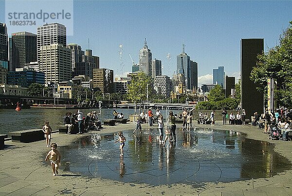 Kinder spielen an Brunnen  Southbank Promenade  Melbourne  Viktoria  Australien  Ozeanien