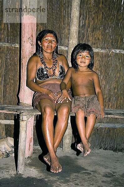 Indianerin und Kind vom Volkstamm der Dessanos mit Gesichtsbemalung  Dessano-  Rio Taruma  Staat Amazonas  Brasilien  Südamerika