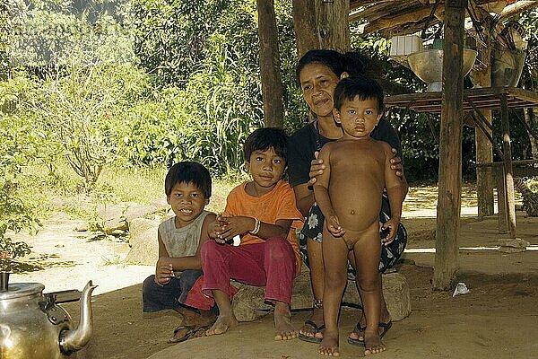 Familie der Guarani-Indianer  Dorf Boa Vista  Staat Sao Paulo  Brasilien  Südamerika