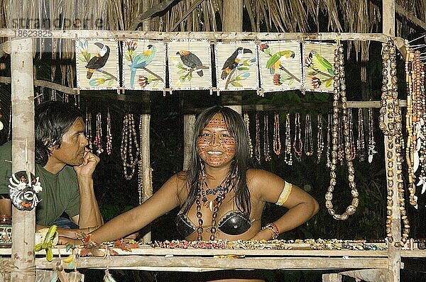 Indianerin vom Volkstamm der Dessanos mit Gesichtsbemalung  Dessano-  Souvenir  traditionelle Andenken  Rio Taruma  Staat Amazonas  Brasilien  Südamerika