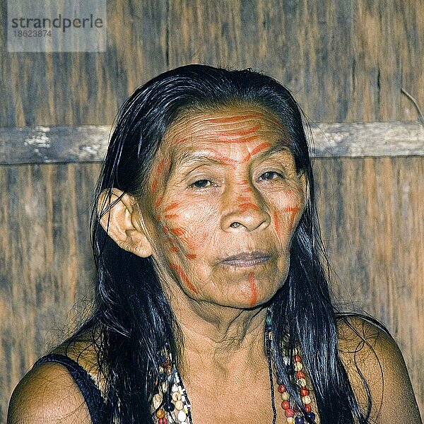 Alte Indianerin vom Volkstamm der Dessanos mit Gesichtsbemalung  Dessano-  Rio Taruma  Staat Amazonas  Brasilien  Südamerika