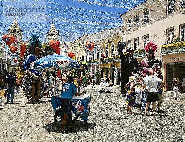 Figuren in Karnevalskostümen  Largo Cruzeiro Sao Francisco  historisches Zentrum von Salvador de Bahia  Brasilien  Südamerika