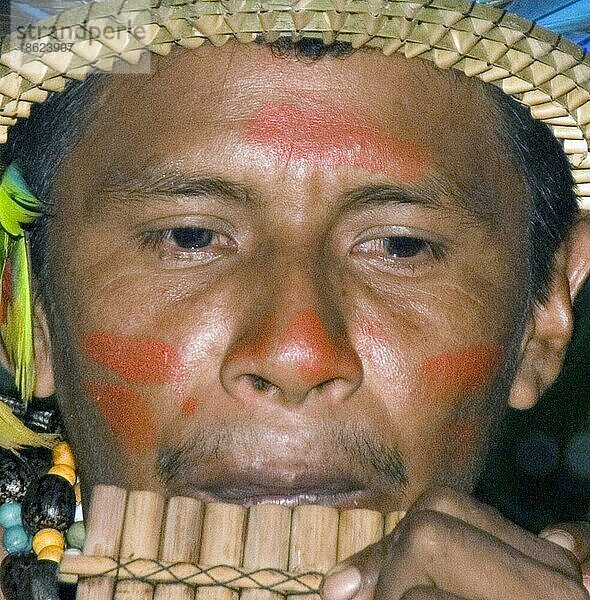 Indianer vom Volkstamm der Dessanos mit Panflöte  Dessano-  Musik  musizieren  Rio Taruma  Staat Amazonas  Brasilien  Südamerika