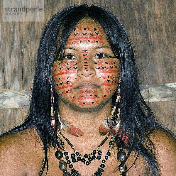 Junge Indianerin vom Volkstamm der Dessanos mit Gesichtsbemalung  Rio Taruma  Staat Amazonas  Brasilien  Südamerika