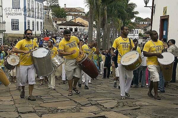 Festa de Nossa Senhora do Rosario dos Homens Pretos de Diamantina  religiöses  Schlagzeuger  Musiker  Musikerinnen  Diamantina  Minas Gerais  Brasilien  Südamerika