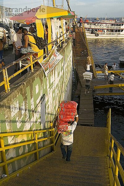 Arbeiter beladen Schiff  Hafen  Manaus  Bundesstaat Amazonas  Brasilien  Südamerika