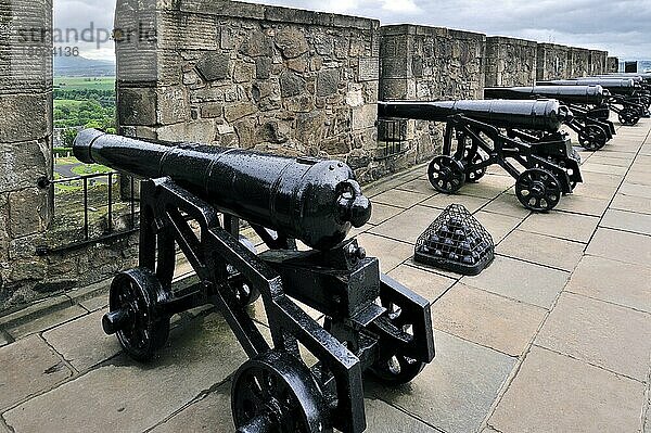 Kanonen  die ihre Geschützrohre durch die Schießscharten in Stirling Castle  Schottland  UK  stecken