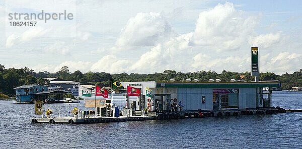 Schwimmende Tankstelle auf dem Rio Negro  Manaus  Staat Amazonas  Brasilien  Südamerika