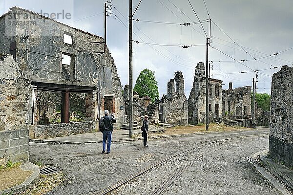 Ruinen entlang der Hauptstraße Das abgebrannte Dorf Oradour-sur-Glane wurde am 10. Juni 1944 zerstört  als 642 seiner Einwohner  darunter Frauen und Kinder  von einer deutschen Waffen-SS-Kompanie massakriert wurden  Limousin  Frankreich  Europa