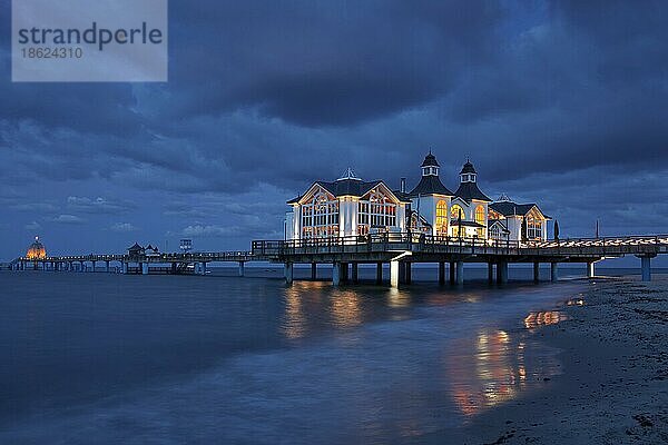 Restaurant auf der Seebrücke in Sellin  Insel Rügen in der Abenddämmerung  Mecklenburg-Vorpommern  Deutschland  Europa