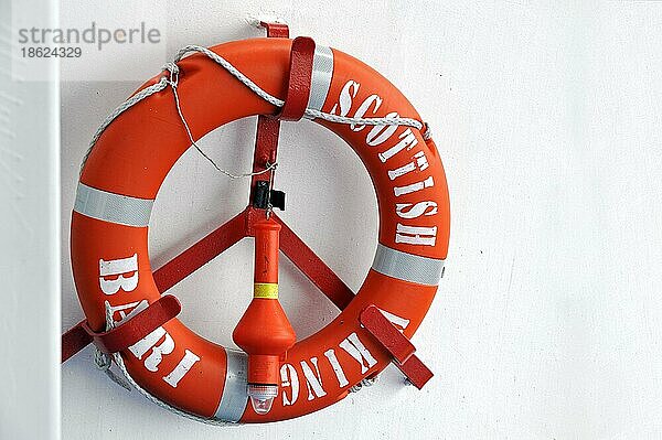 Orangefarbene Rettungsboje mit Licht an Bord eines Fährschiffs