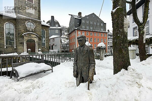 Statue im Schnee in der historischen Altstadt von Monschau an der Rur  Eifel  Nordrhein-Westfalen  Deutschland  Europa