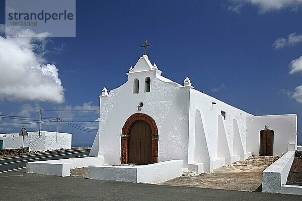 Weiße Kapelle bei Tinajo  Lanzarote  Kanarische Inseln  Spanien  Europa
