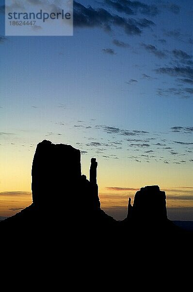 Felsformation die Mittens  Sandsteinfelsen als Silhouette bei Sonnenuntergang  Monument Valley Navajo Tribal Park  Arizona  Utah  US