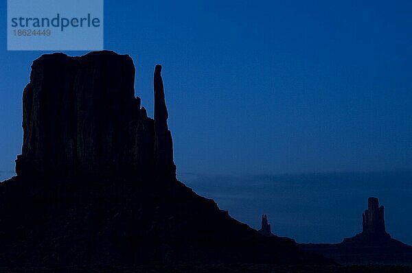 Felsformation die Mittens  Sandsteinfelsen als Silhouette bei Nacht  Monument Valley Navajo Tribal Park  Arizona  Utah  US