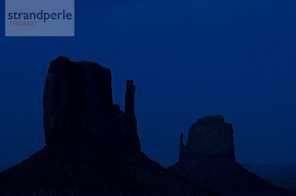 Felsformation die Mittens  Sandsteinfelsen als Silhouette bei Nacht  Monument Valley Navajo Tribal Park  Arizona  Utah  US