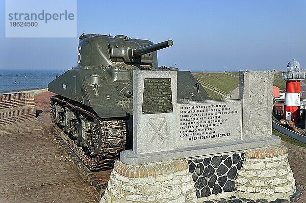 Sherman M4A4 Panzer am Deich  Deich bei Westkapelle  Seeland  die Niederlande