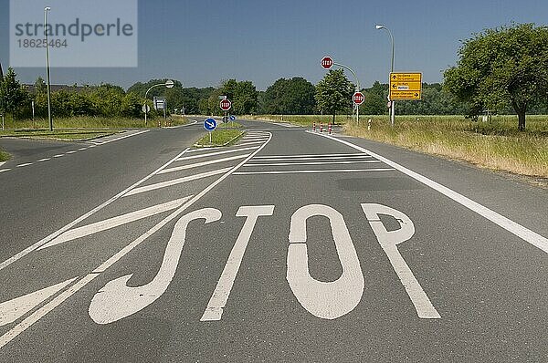 Stopstrasse  Kamen  Ruhrgebiet  Nordrhein-Westfalen  Deutschland  Hinweis STOP auf Straße  Europa