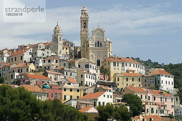 Kirche Chiesa San Giovanni Battista  Altstadt  Cervo  Italienische Riviera  Ligurien  Italien  Europa