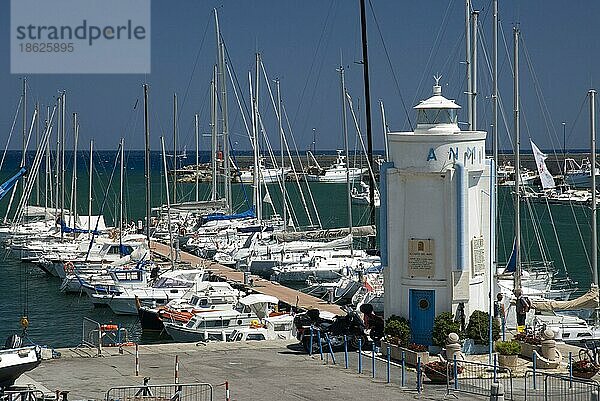 Leuchtturm  Hafen  San Remo  Italienische Riviera  Ligurisches Meer  Ligurien  Italien  Europa
