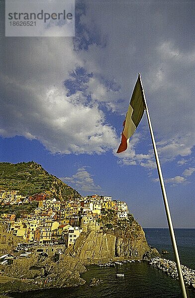 Manarola  Italienische Nationalflagge  Cinque Terre  Ligurien  Italien  Europa
