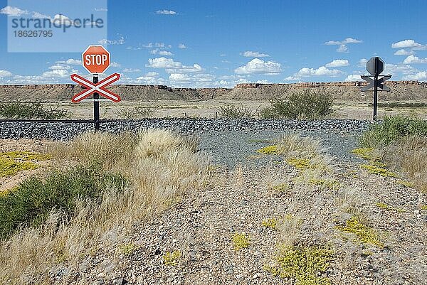 Bahnübergang und Tafelberge  Kalahari  Namibia  Afrika