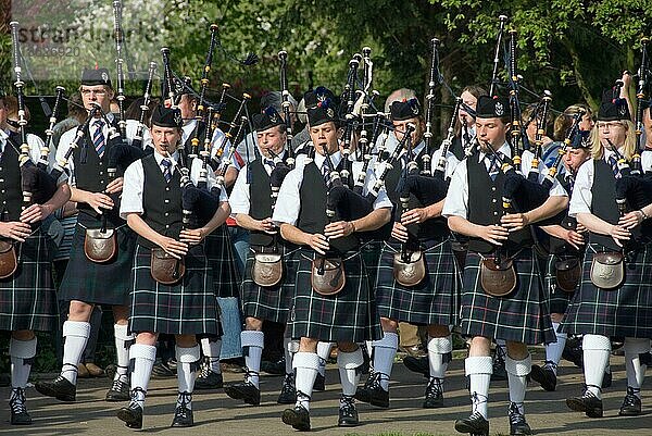 Dudelsackspieler  Highland Gathering  Peine  Niedersachsen  Deutschland  Musik  musizieren  Parade  Umzug  Kilt  Europa