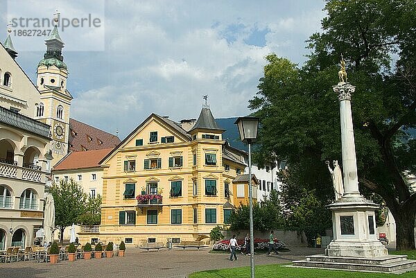 Jahrtausendsäule  Piazza Vescovile  Colonna Millenaria  Bressano  Hofburgplatz  Dom  Brixen  Trentino-Alto Adige  Südtirol  Italien  Europa