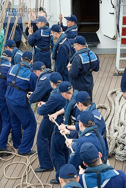 Besatzung holt Segel ein  einholen  Matrosen  Russisches Segelschulschiff 'Krusenstern'  Kiel  Schleswig-Holstein  Deutschland  Europa