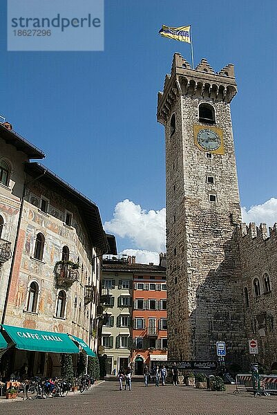 Cafe Italia  Glockenturm vom Museo Diocesano Tridentino  Domplatz  Trient  Trentino-Alto Adige  Südtirol  Italien  Campanile  Europa