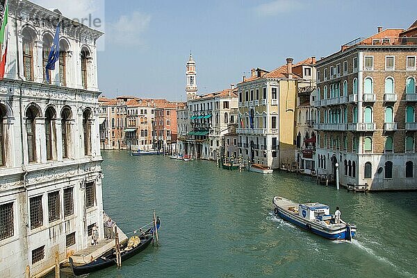 Blick von Rialtobrücke  Rialto-Brücke  Canale Grande  Canal Grande  Venedig  Italien  Europa
