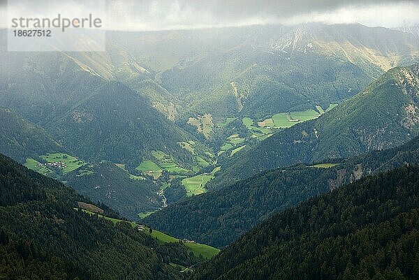 Blick ins Tal  Val Isarco  Penserjoch  Sarntal  Trentino-Alto Adige  Südtirol  Italien  Europa