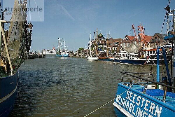 Hafen  Neuharlingersiel  Ostfriesland  Niedersachsen  Deutschland  Europa