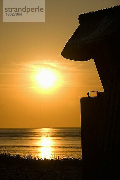 Strandkorb im Sonnenuntergang  Harlesiel  Ostfriesland  Niedersachsen  Deutschland  Europa