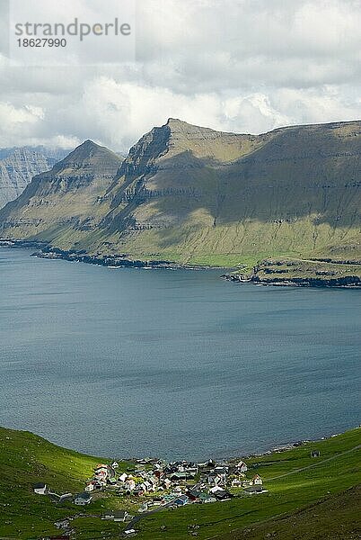 Siedlung und Fjord Funningsfjordur  Funningsfjördur  Insel Esturoy  Färöer-Inseln  Dänemark  Europa