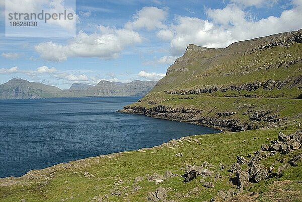 Küste bei Elduvik  Funningsfjördur  Fjord Funningsfjordur  Insel Esturoy  Färöer-Inseln  Dänemark  Europa