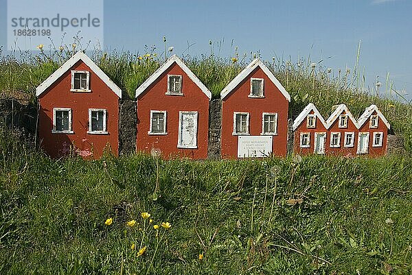 Modelle von Grassodenhäusern bei Strandarkirkja  Halbinsel Reykjanes  Island  Grassodenhaus  Dachbegrünung  Strandkirche  Kirche der Seeleute  Europa