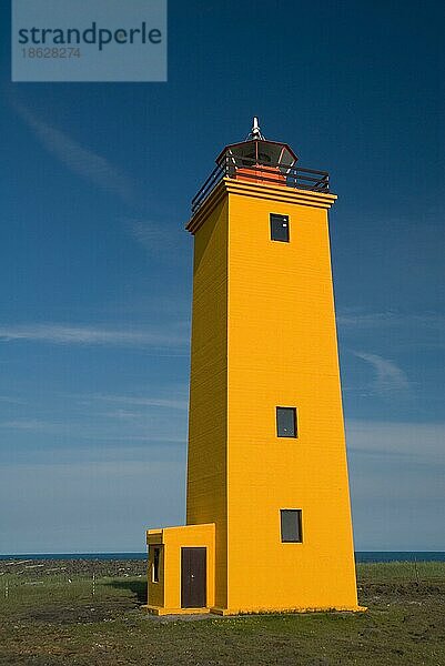 Leuchtturm  bei Strandarkirkja  Halbinsel Reykjanes  Island  Europa